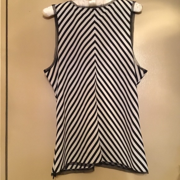 🖤 OLD NAVY BLACK AND WHITE SLEEVELESS TOP 🖤 - Picture 6 of 7